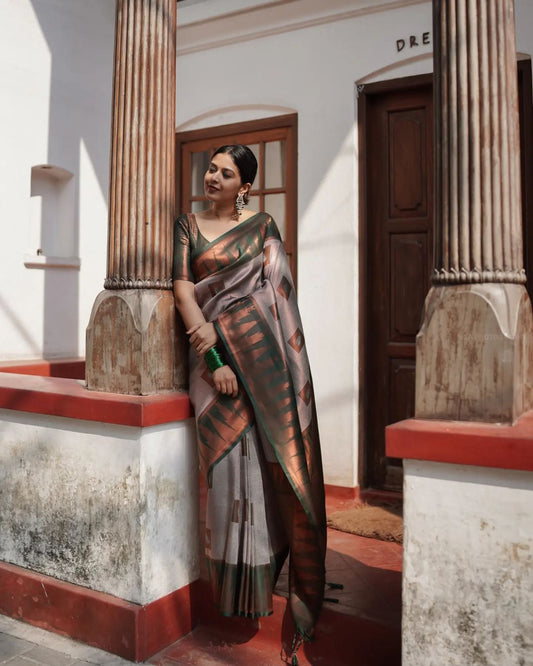 GREEN PURE SOFT SEMI SILK SAREE WITH ATTRACTIVE BLOUSE PIECE