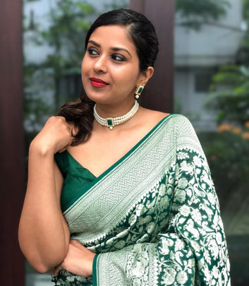 SNAZZY GREEN PURE SOFT SILK SAREE WITH CONFOUNDING BLOUSE PIECE