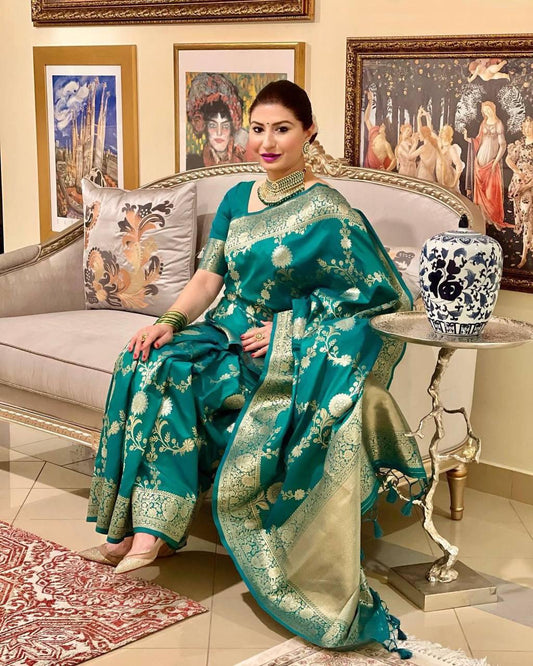 Stylish Green Soft Banarasi Silk Saree With Impressive Blouse Piece