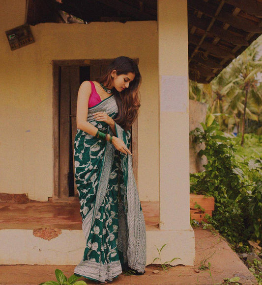 Eye-catching Green Soft Banarasi Silk Saree With Breathtaking Blouse Piece