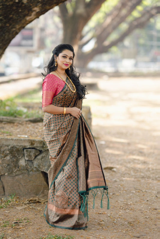 Exceptional Dark Green Soft Silk Saree With Jazzy Blouse Piece