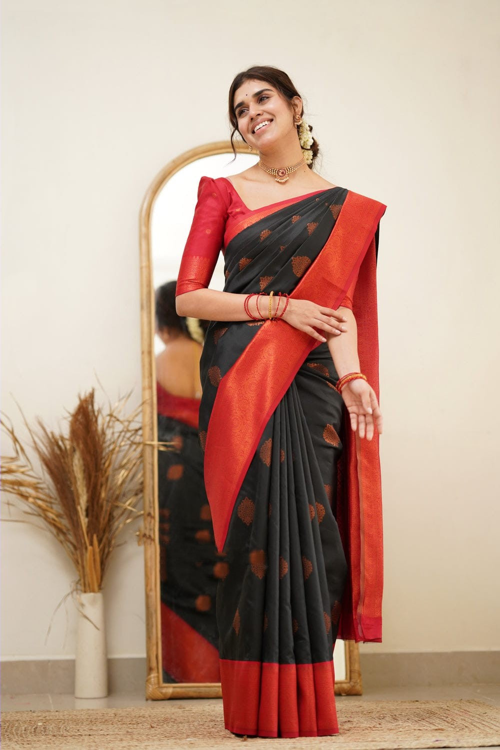 Demanding Black Soft Silk Saree with Ravishing Blouse Piece